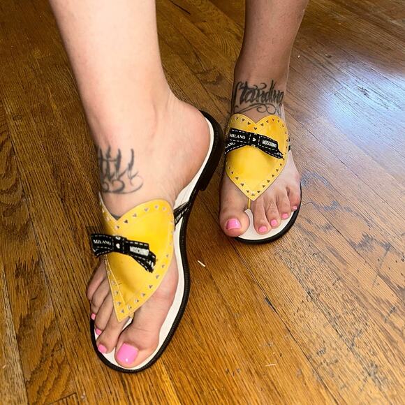 Moschino Butter Yellow Heart Bow Coquette Slides 9.5 Patent leather T-Strap Y2k - Picture 1 of 4